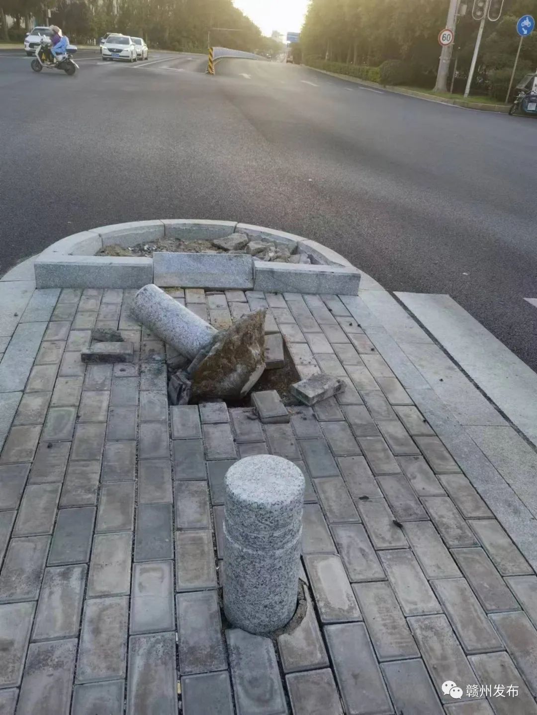 赣州安居小区客家大道红绿灯车辆调头存在盲区 安全岛石墩被撞坏多次