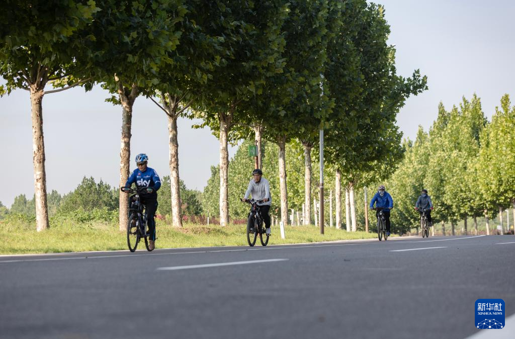 图为骑行爱好者在九龙山矿山生态修复公园内骑行。新华社记者 赵鸿宇 摄