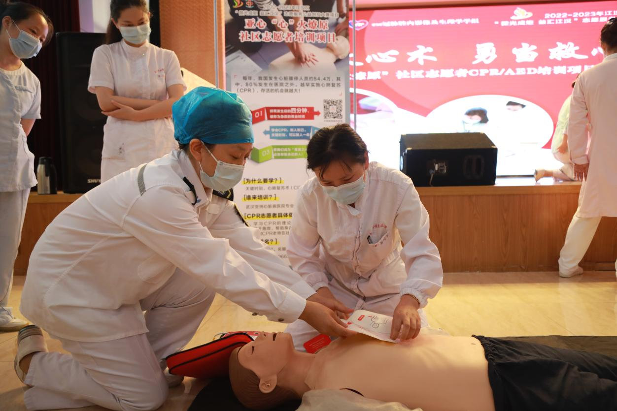 医护人员指导学员操作AED（二）