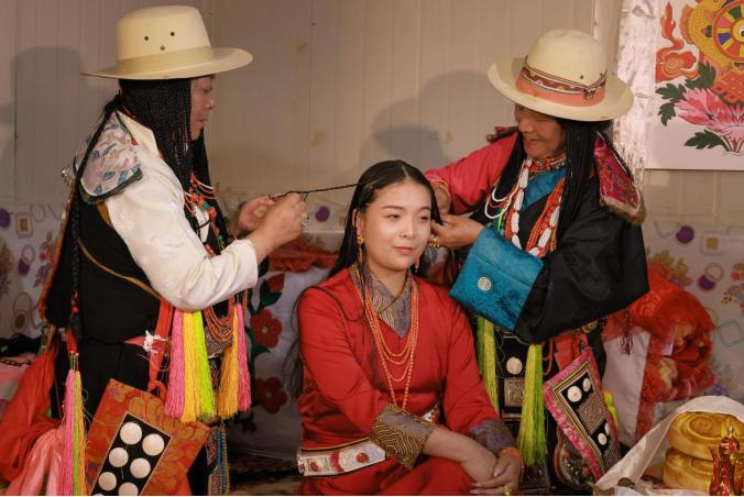 梳头的长辈为新娘辫发