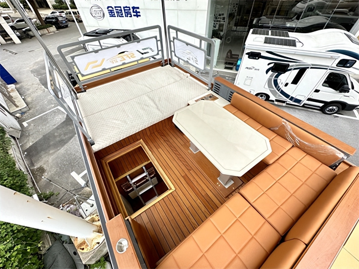 重野上汽红岩x5升顶四驱房车