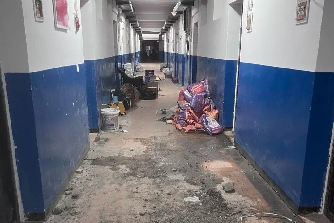 长沙医学院让学生住施工宿舍：工人随意进出，油漆味刺鼻！