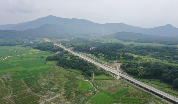 昌景黄高铁线路 余清清/摄