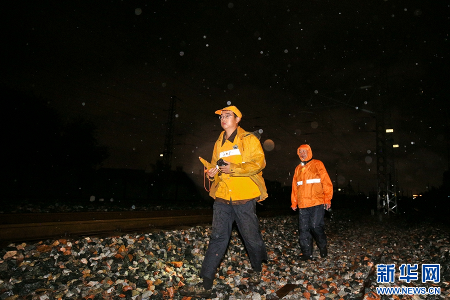 8月26日夜，南阳工务段铁路职工冒雨对线路进行徒步巡检，全面守护铁路安全。