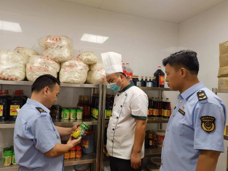 市场监管所共检查食品经营单位16家次，暂未发现存在销售过期食品问题。