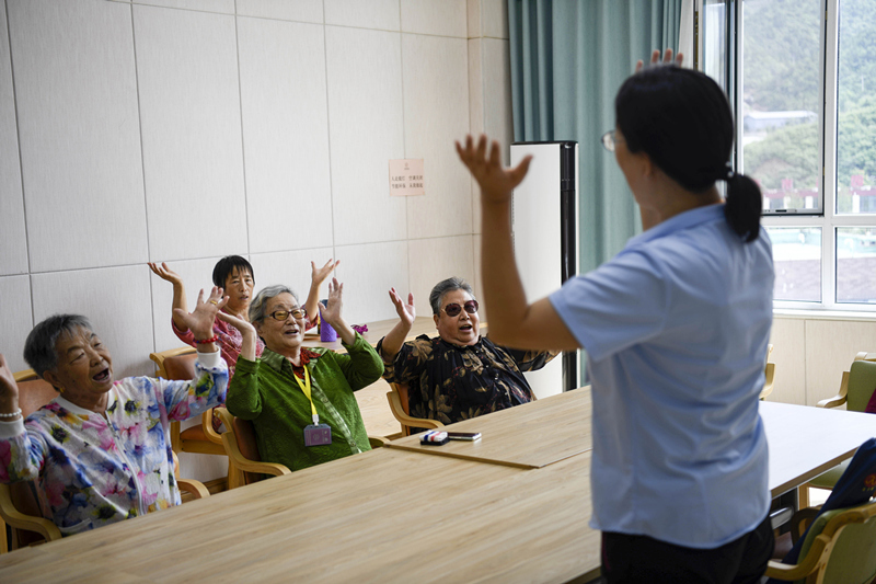 8月27日，在双滦区一家养老服务中心，老人在音乐教室学习。新华社发（王立群摄）