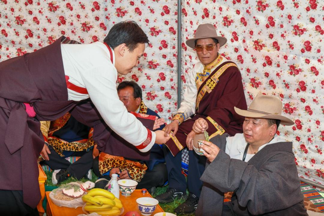 举行“嘎什杂”仪式,意为祝福新郎。