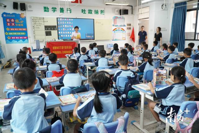 农行南海分行工作人员深入一线开展反诈防骗知识宣传。农行南海分行供图