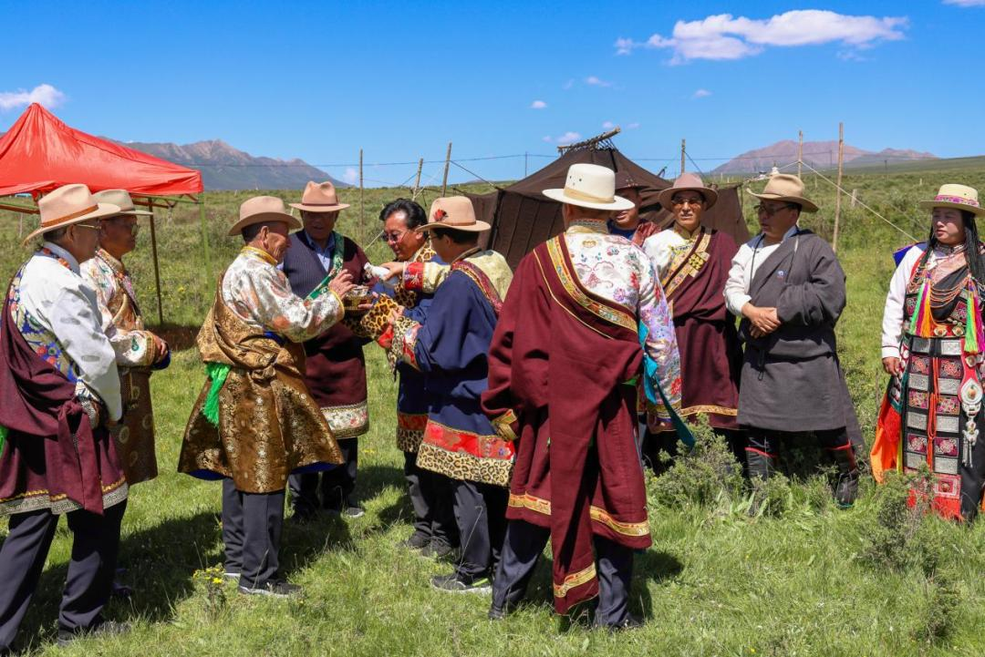 东家给喜客敬拦门盅酒