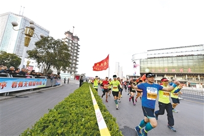 郑州马拉松选手经过二七广场 正观新闻·郑州晚报记者 唐强 图