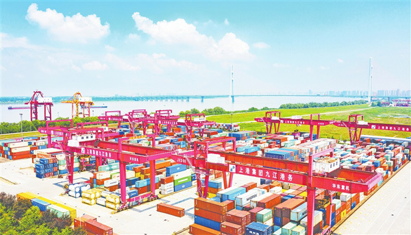 位于九江经开区的上港集团城西港区集装箱码头，以构建“江海直达、服务全省、辐射周边”的区域性航运中心为目标，积极推进承东启西、引南接北的港口型国家物流枢纽建设，助力九江高标准建设长江经济带重要节点城市。梁振堂摄