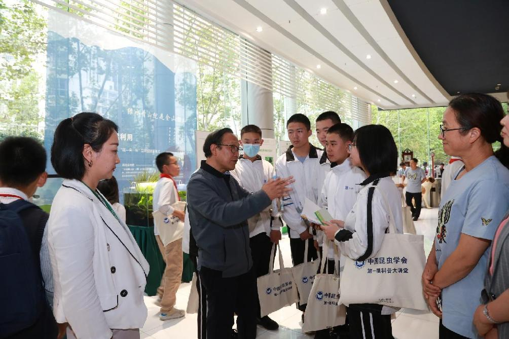 张克勤院士在博物馆现场耐心解答学生提问