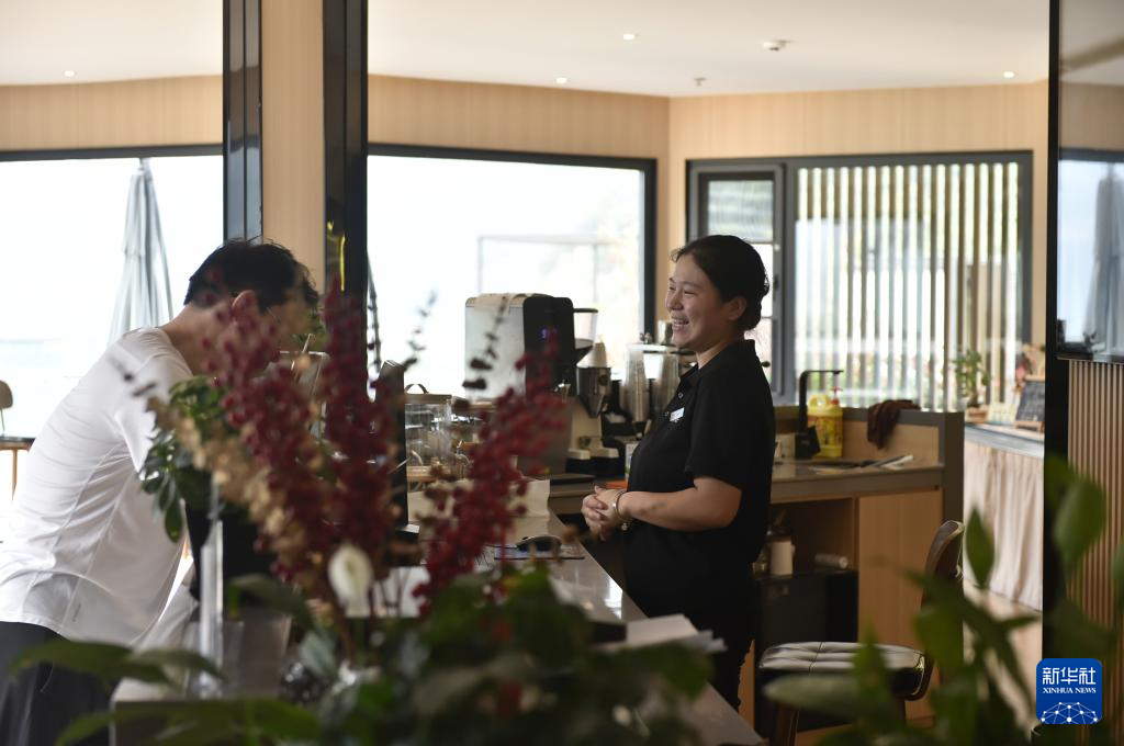 9月5日，林州市石板岩镇一家“乡村振兴”公益项目民宿的工作人员（右）在接待来访者。  新华社记者 鲁鹏 摄