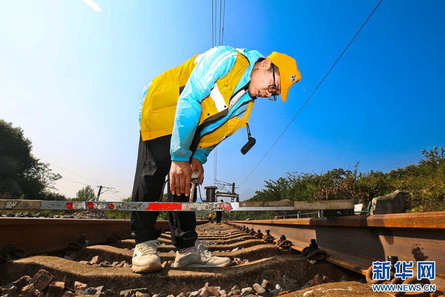 2023年9月4日，南阳工务段铁路职工对更新到位的钢轨进行全面检测。