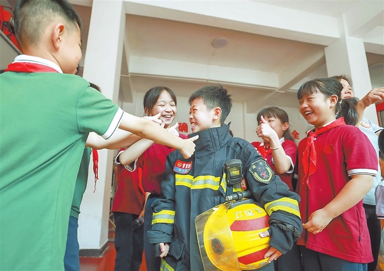 9月1日,南昌市东湖小学师生走进东湖区消防救援大队,开展"开学第一课