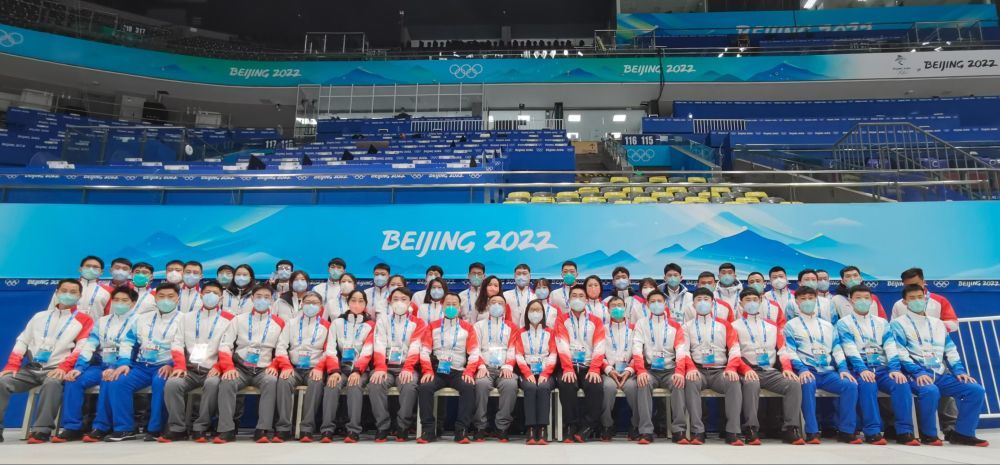 2022年2月，董浩博所在的北京冬奥会冰球场馆团队合影。
