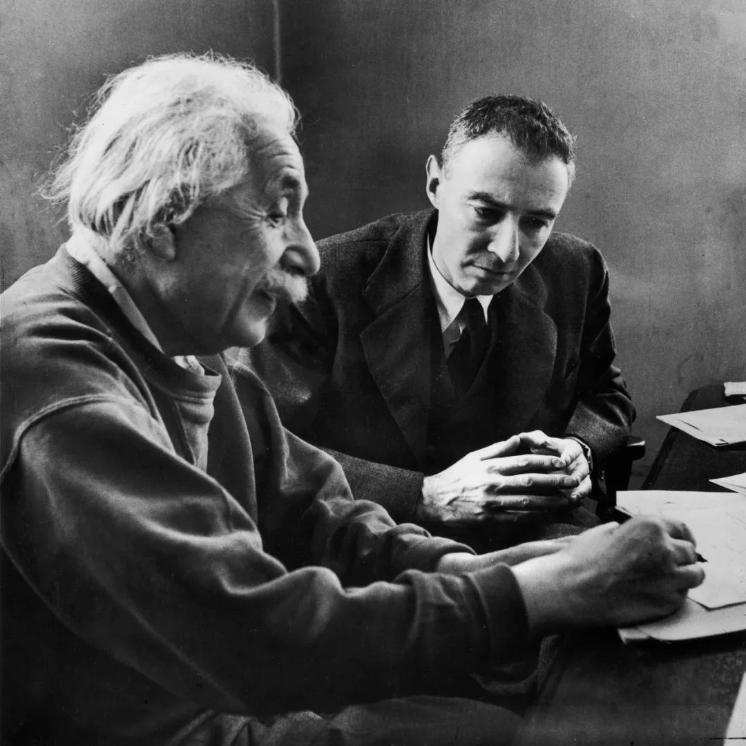 ▲爱因斯坦与奥本海默，1950年