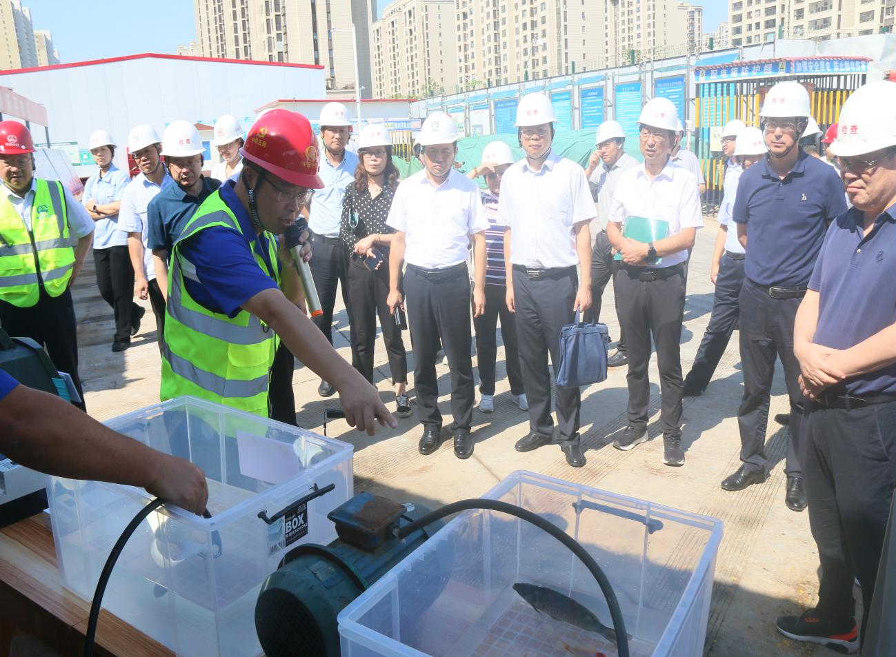 这个在建地铁站，插线板能“泡”水里……