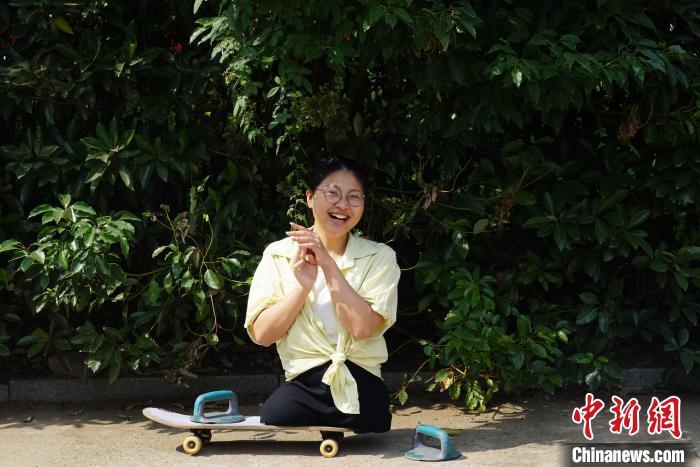 蒋张子怡在临沂大学校园里使用滑板代步。王采怡 摄