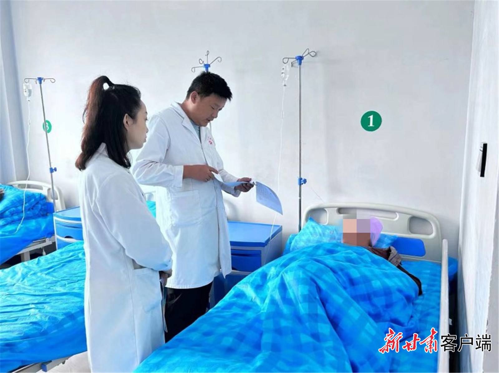 陇南市成县红川镇中心卫生院副院长李明明（左二）带领医务人员查房