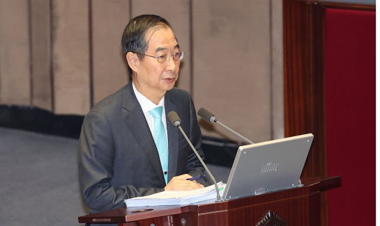 图为9月8日，在国会，韩国国务总理韩德洙出席问政会