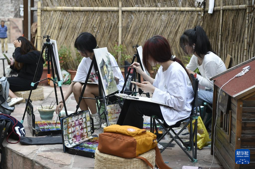 9月5日，学生在林州市石板岩镇写生。  新华社记者 鲁鹏 摄