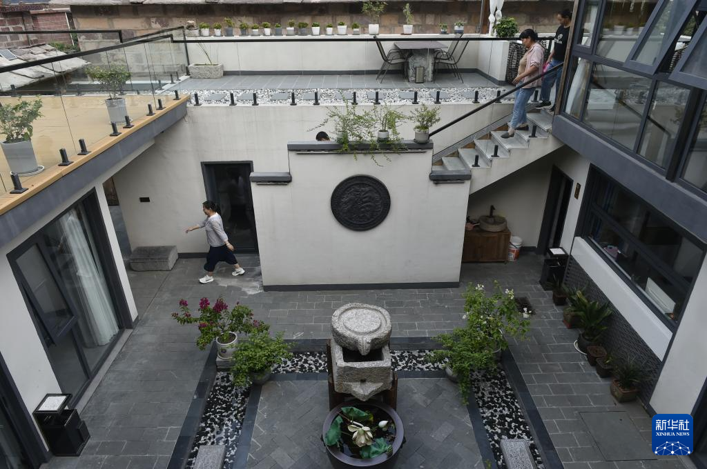 这是9月5日拍摄的林州市石板岩镇一家民宿的院落内景。  新华社记者 鲁鹏 摄