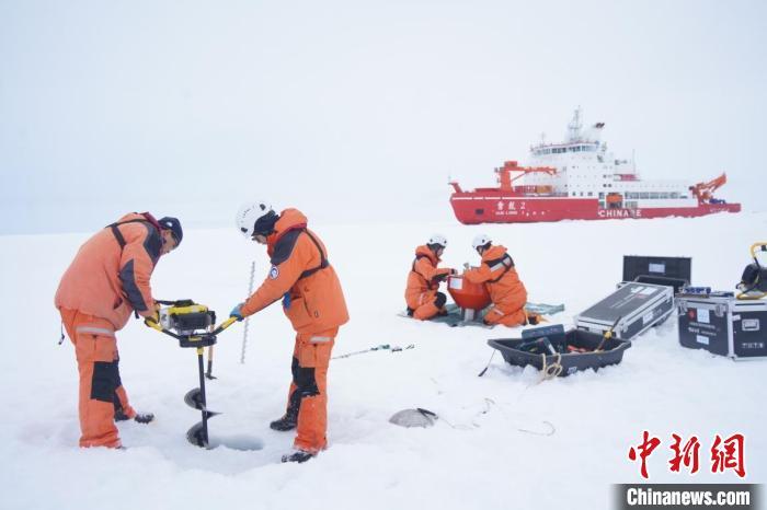近日，中国第13次北冰洋科学考察队在北极点附近开展海冰综合作业。(自然资源部供图)