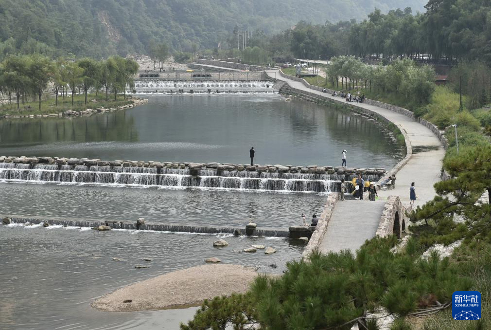 9月5日，游人在林州市石板岩镇游览。  新华社记者 鲁鹏 摄