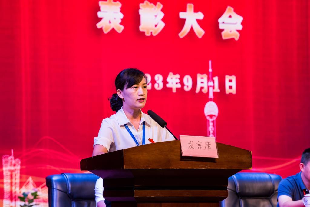 教师代表覃嘉佳老师作交流发言