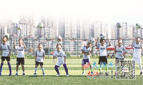 宜春市袁州区一群小足球队员快乐地训练。视觉江西 邹忠摄