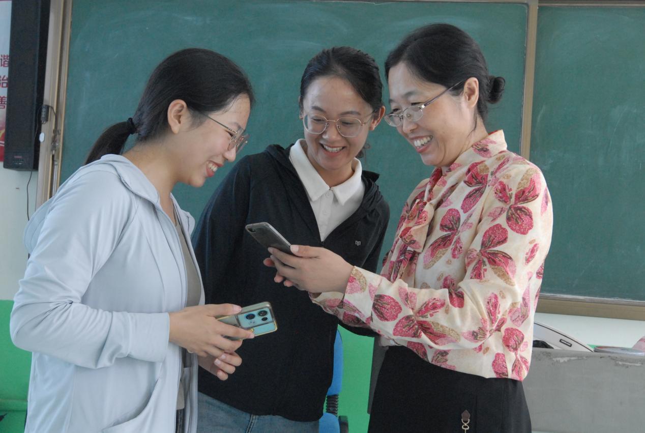 9月7日,山东省青岛市即墨区田横岛小学三名女教师课后在一起分享聊天趣事。