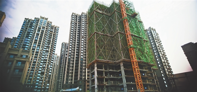 反复停工的城泰枫华天成楼盘一角。 江西日报全媒体记者 洪怀峰摄