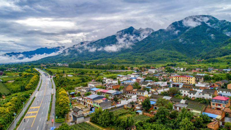 秦岭脚下的环山路景色（央广网发 丁昌民 摄）