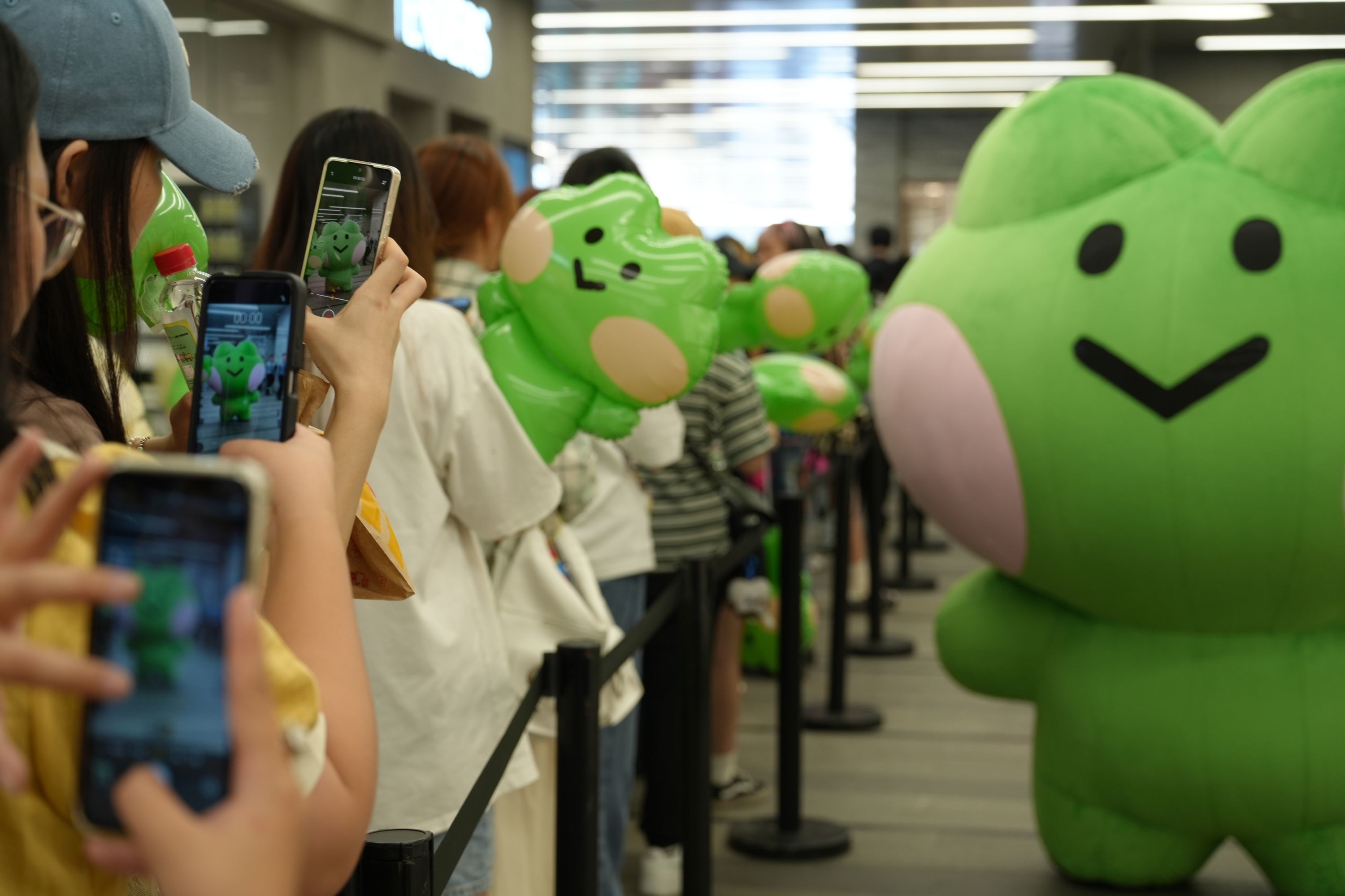 LINE　FRIENDS开业首日，年轻人排队抢商品。武商MALL供图