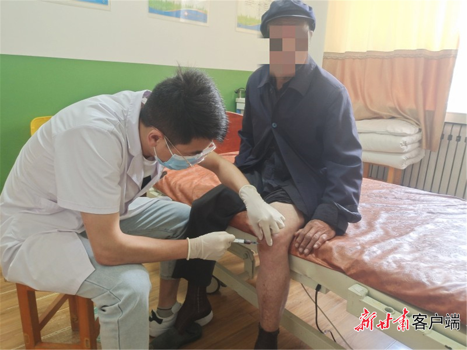 柳涛涛深入农户家中开展诊疗工作