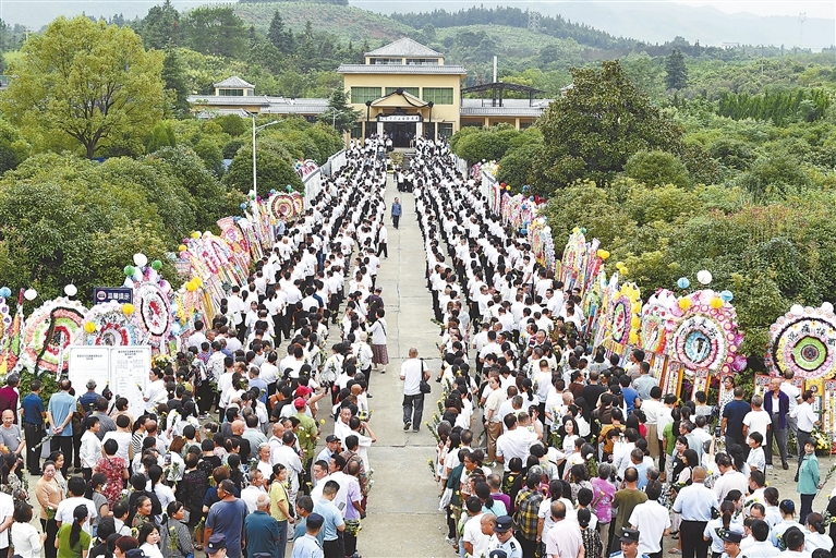 龔全珍同志遺體送別儀式現(xiàn)場(chǎng)。 林朝暉攝