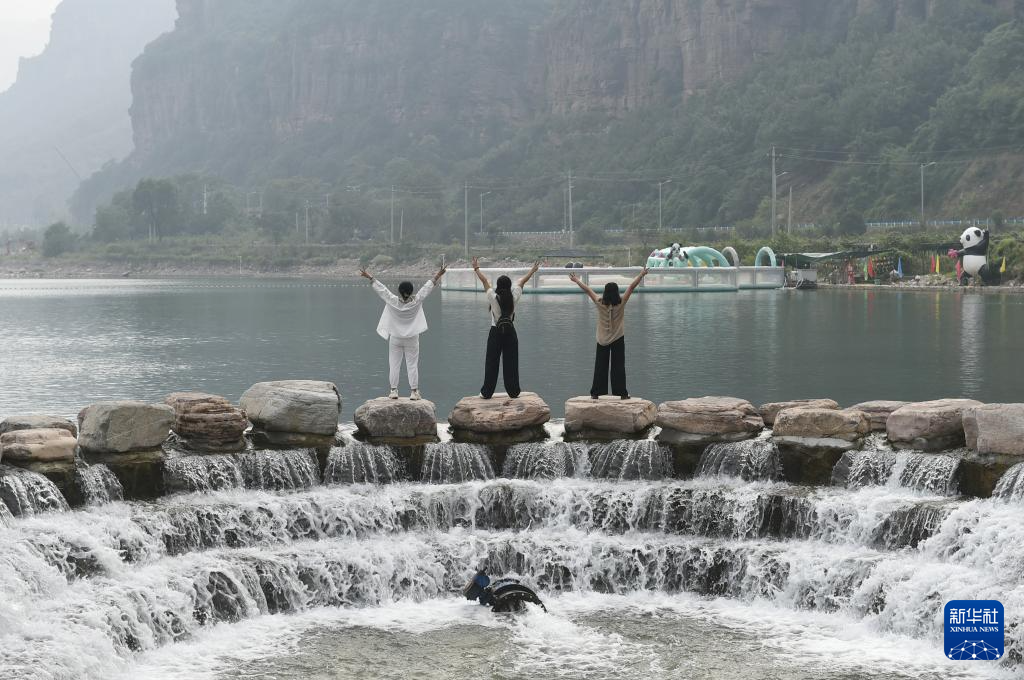 9月5日，游人在林州市石板岩镇游览。  新华社记者 鲁鹏 摄