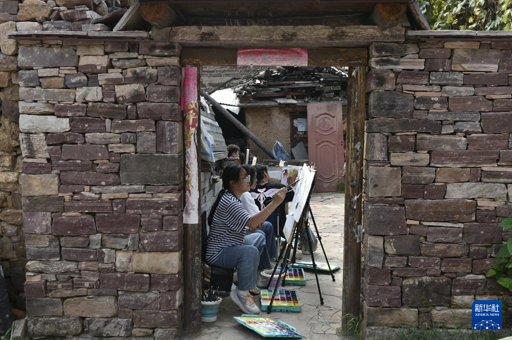 9月5日，学生在林州市石板岩镇高家台村写生。 新华社记者 鲁鹏 摄