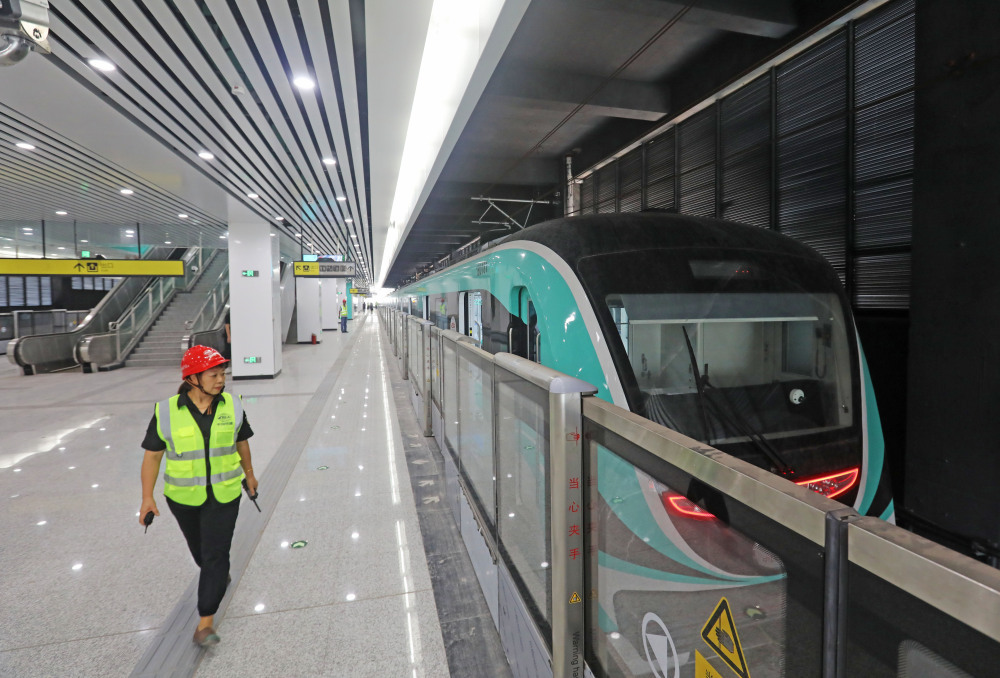 ▲8月22日，重庆轨道交通十八号线伏牛溪站，列车即将驶出。 罗斌 摄/视觉重庆（资料图）