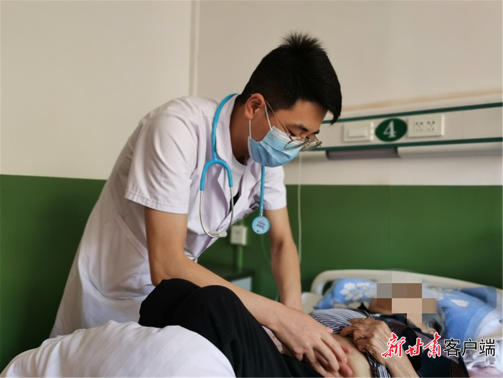 平凉市庄浪县南湖镇中心卫生院医师柳涛涛为患者做检查