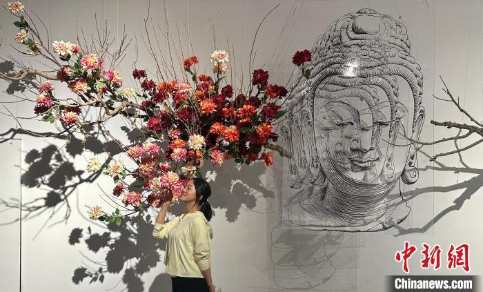 9月8日，“花见敦煌”插花艺术展正在甘肃敦煌展出，用“花语”向世界讲述敦煌故事。记者 丁思 摄