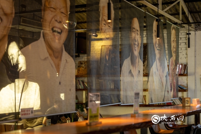 咖啡厅内陈列的乡贤照片