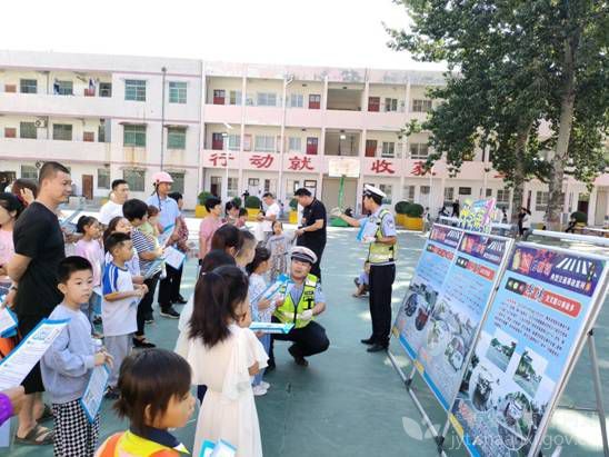 渭南市白水縣城關小學特邀縣交警大隊工作人員深入校園為新生和家長普及交通安全和“一盔一帶”安全知識