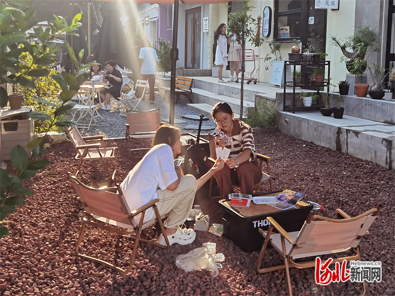 8月13日，石家庄市正东路一处City Walk打卡地，游客正在拍照留念。 黄雨晗摄