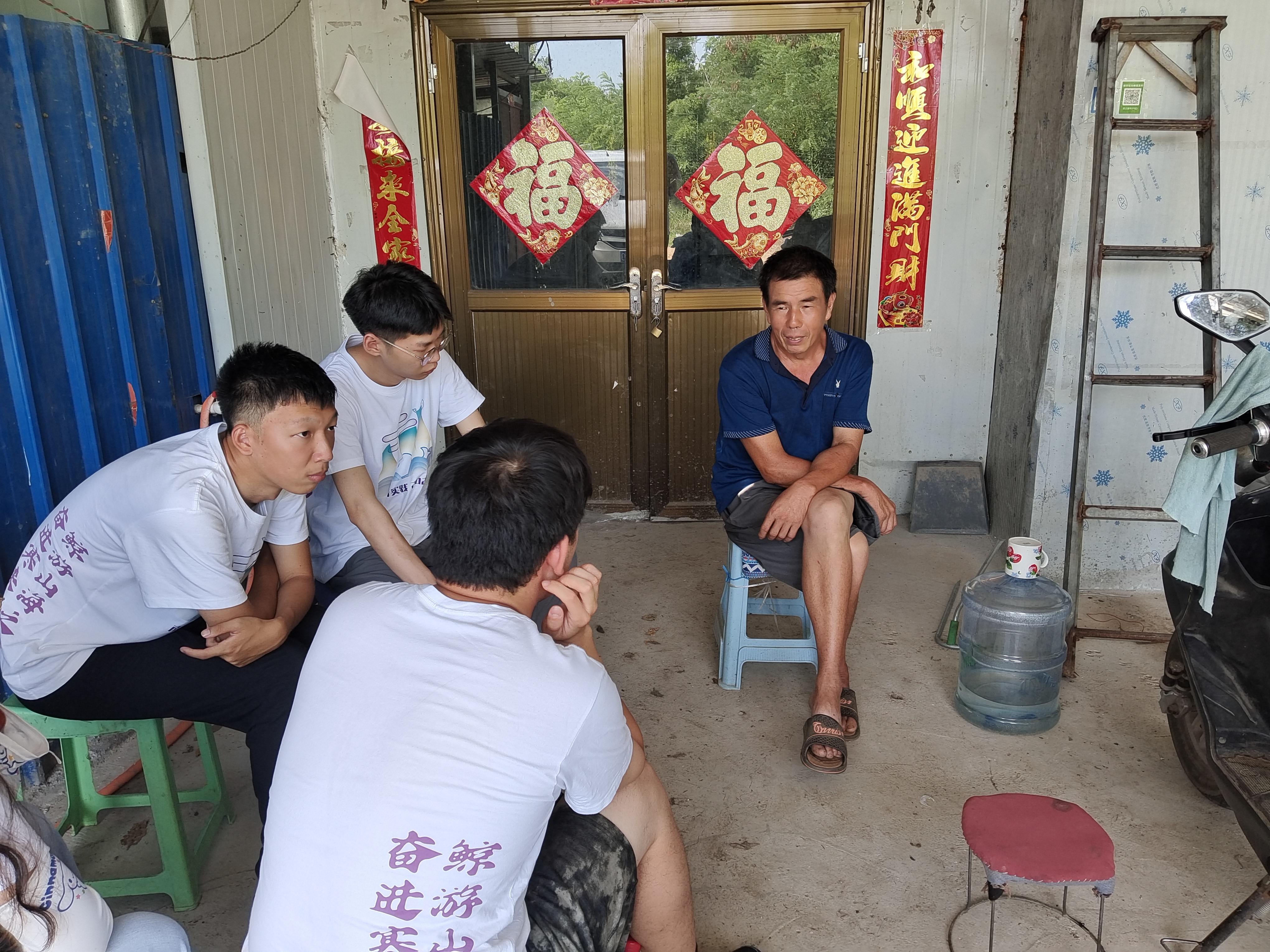 团队成员与蓝莓园养护大伯交流