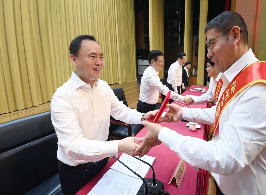徐州市举行庆祝第39个教师节大会