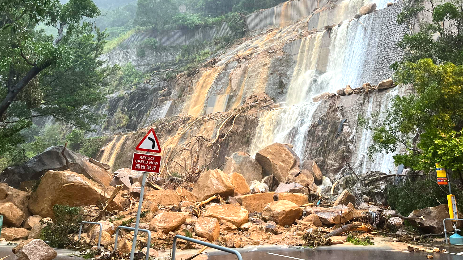 暴雨袭港 筲箕湾居民区山泥倾泻大石塌下