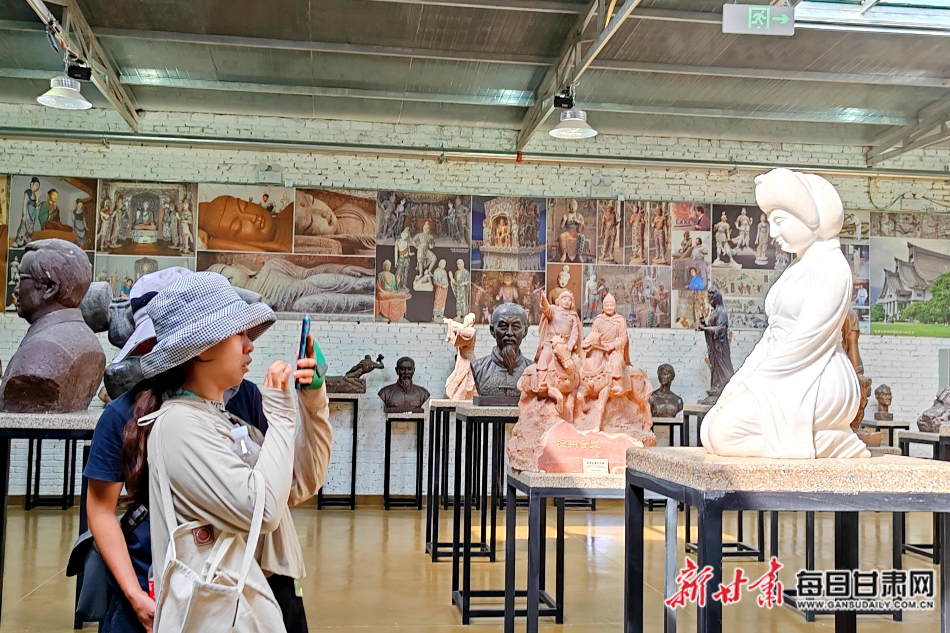 前来参观游客被惟妙惟肖的作品所吸引