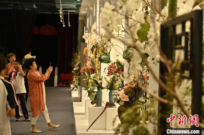 9月8日，“花见敦煌”插花艺术展正在甘肃敦煌展出，用“花语”向世界讲述敦煌故事。记者 李亚龙 摄